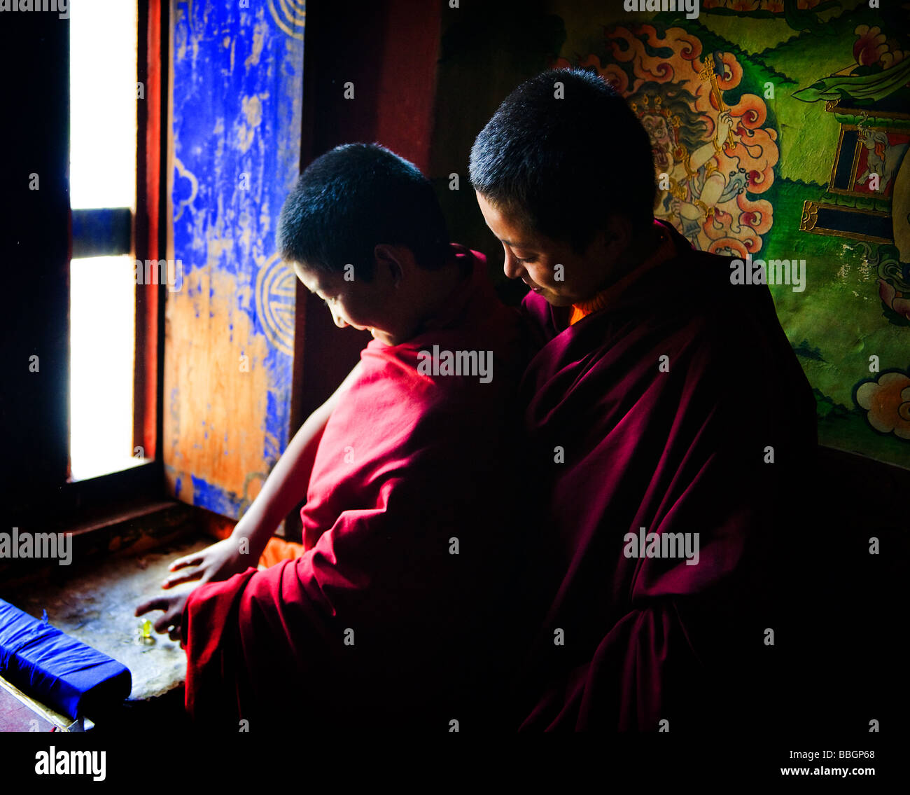 Zwei junge bhutanischen Mönche spielen Murmeln - Punakha Dzong, Bhutan Stockfoto