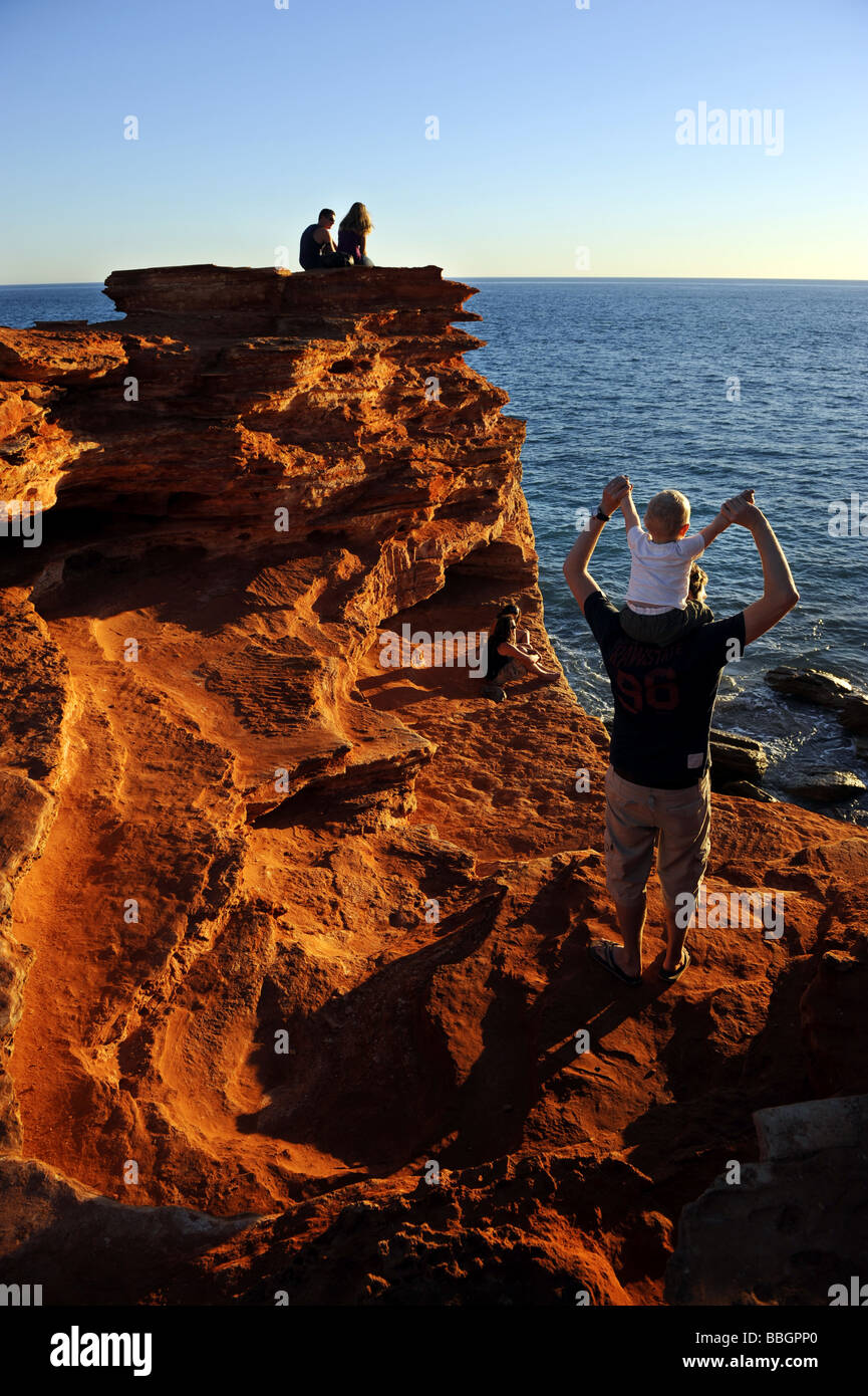 Menschen genießen Sie den Sonnenuntergang am Gantheaume Point in Broome, Western Australia Stockfoto