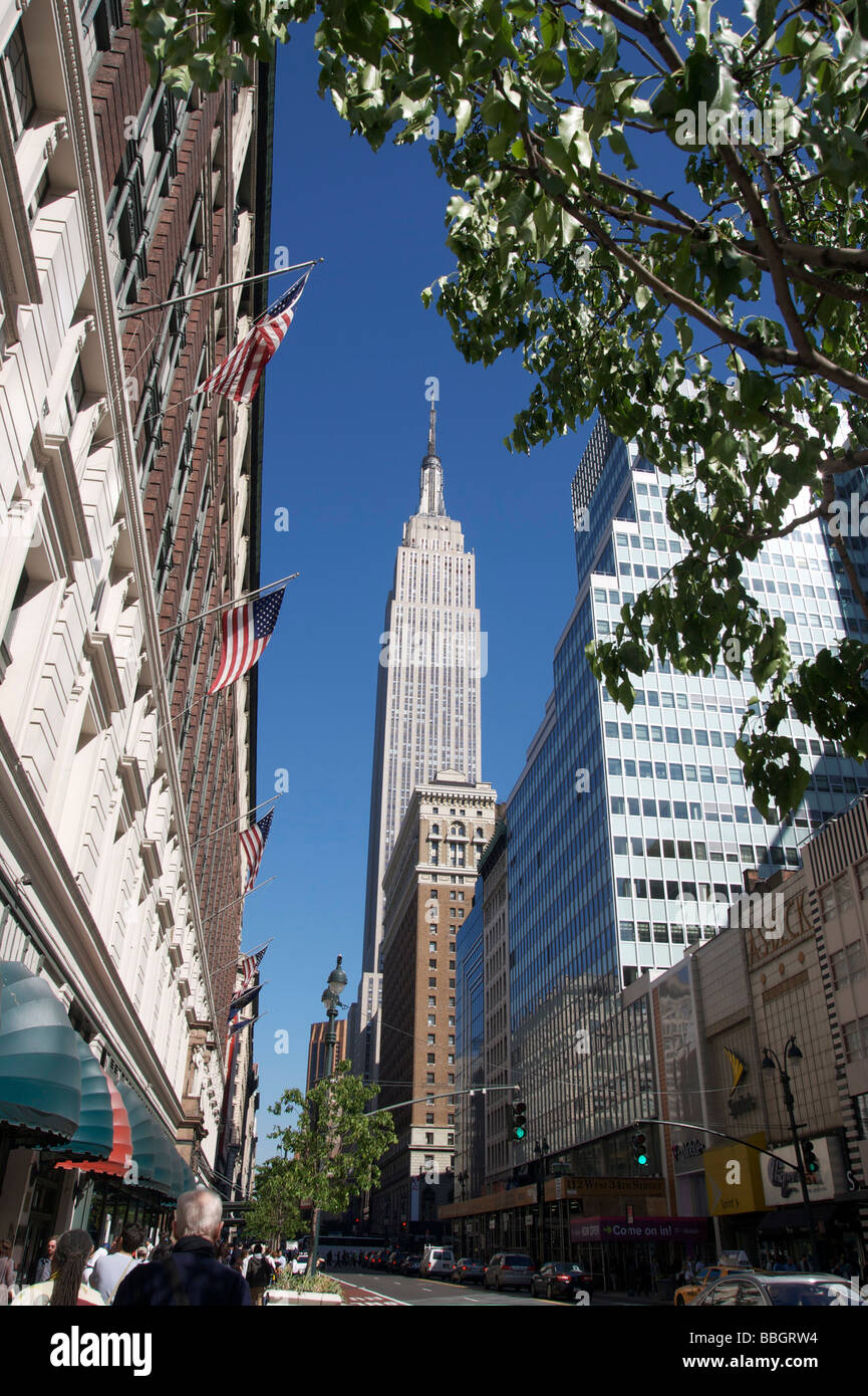 Ansicht der 34th Street in New York City, New York, Blick nach Osten vom Herald Square in Richtung Empire State Building. Stockfoto