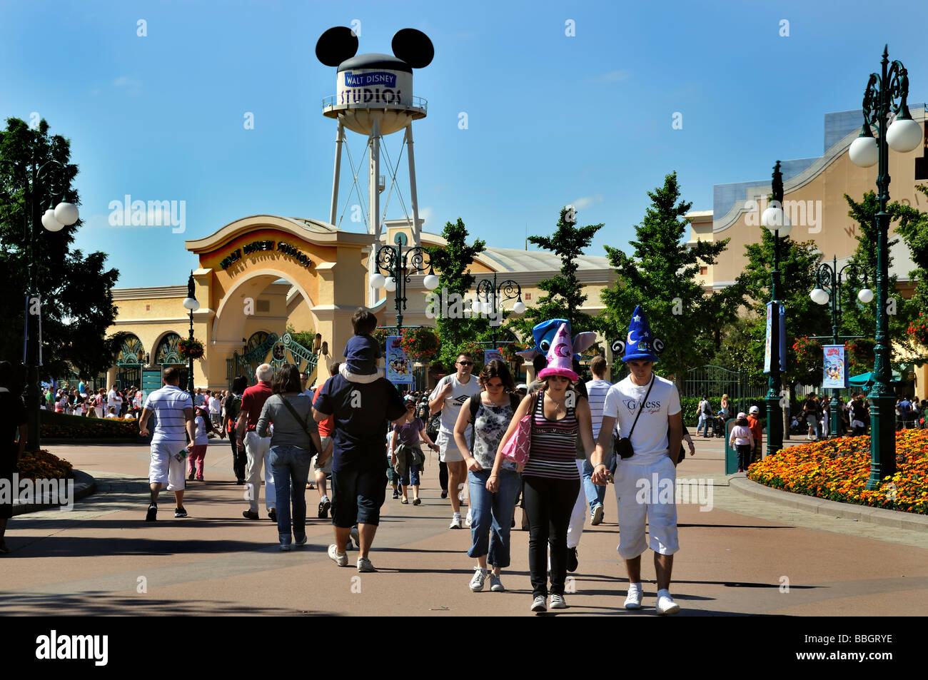 Chessy, Frankreich, Freizeitparks, Große Menschenmengen, Wandern, Teenager Besuchen Disneyland Paris, Eingang 'Walt Disney Studios' Stockfoto