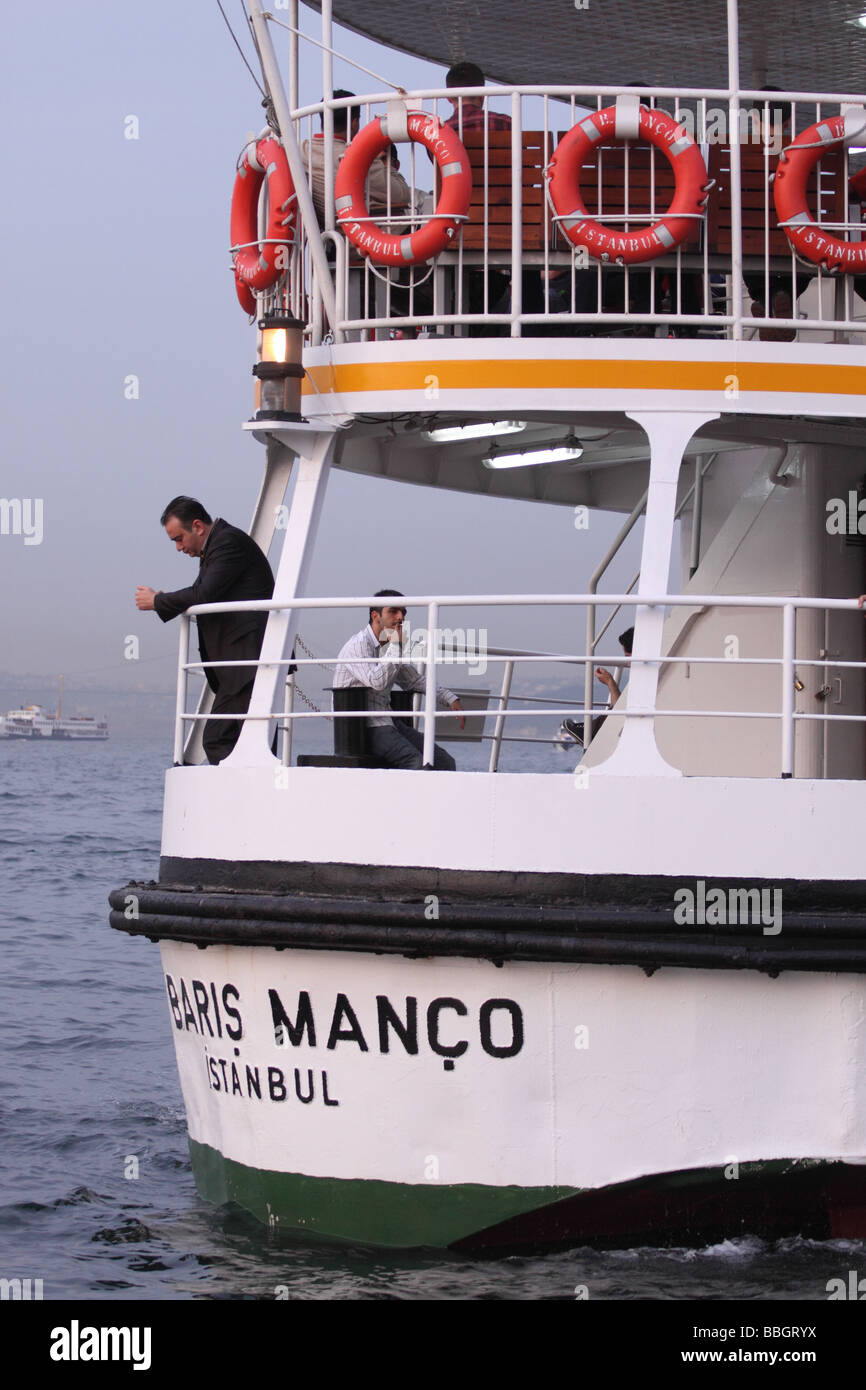 Istanbul Türkei Mann Passagier auf dem hinteren Heck des Bosporus Fähre an Eminonu waterfront Stockfoto