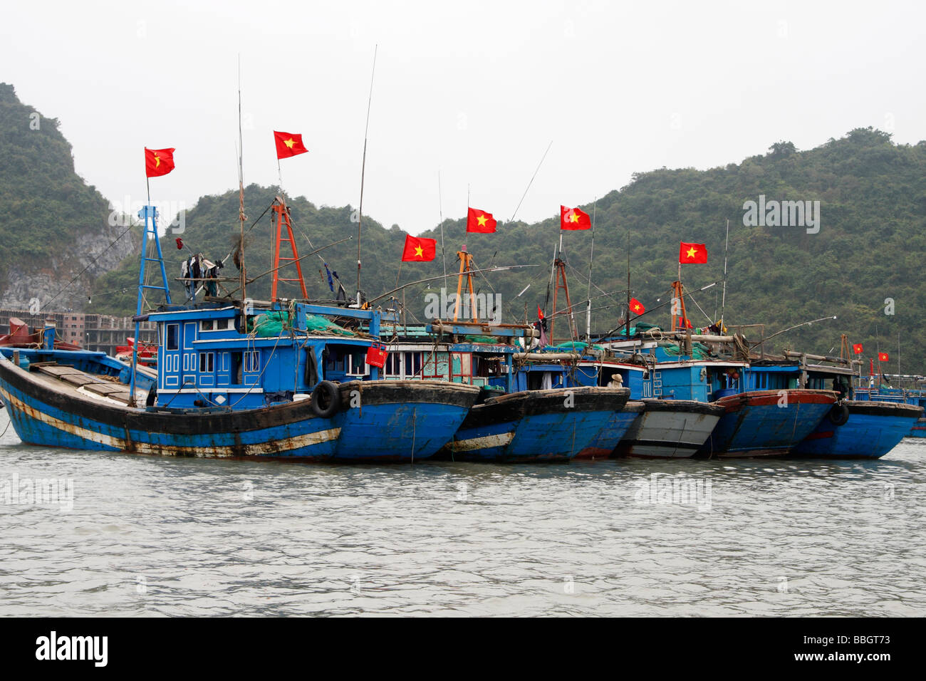 Traditionelle vietnamesische [Angelboote/Fischerboote] fliegen rote Nationalflaggen, Cat-Ba-Insel, [Halong Bay], Vietnam [Südostasien] Stockfoto