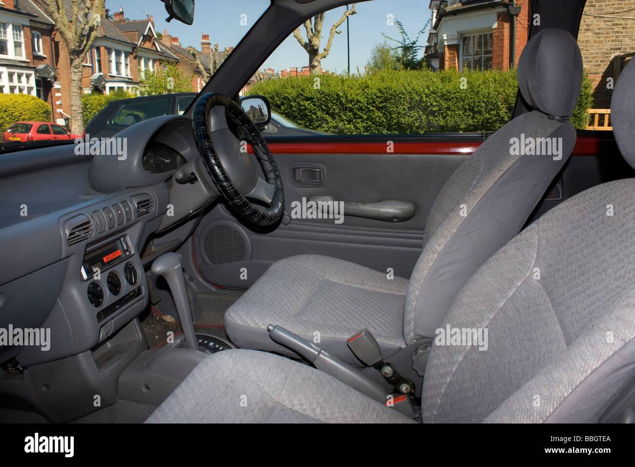 Das Innere des einen Nissan Micra Stockfoto