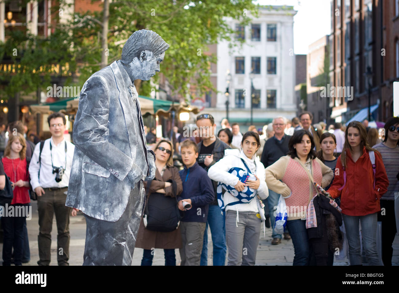 Covent Garden Street Performer vorgibt, eine Statue zu sein Stockfoto