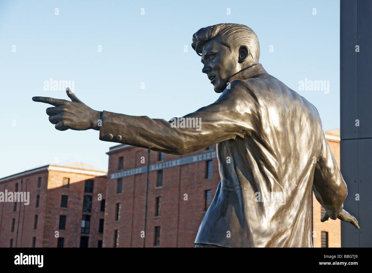 Liverpool; Statue in den Docklands, Billy Fury; Popstar in Liverpool 1940 geboren; Stockfoto