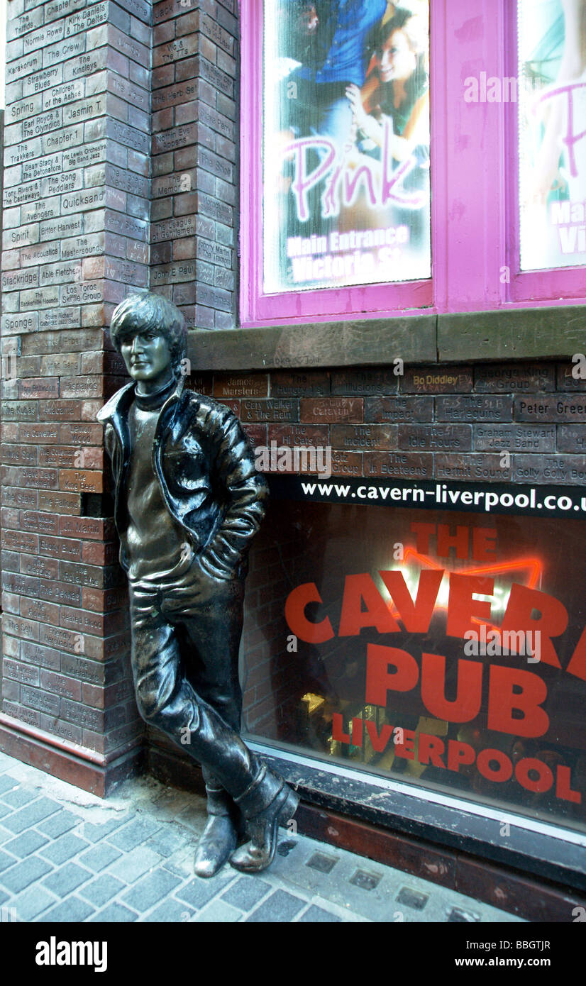 Liverpool; Die Beatles; Die Cavern Pub; Mathew Street; Skulptur von einem Beatle an der Wall of Fame gelehnt; Stockfoto