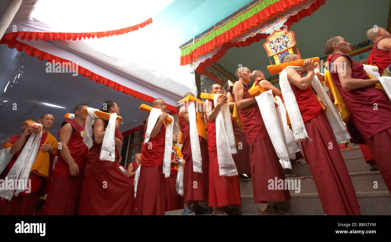 Buddhistische Mönche Warten auf den Segen des Dalai Lama Bylakuppe Karnataka, Indien Stockfoto