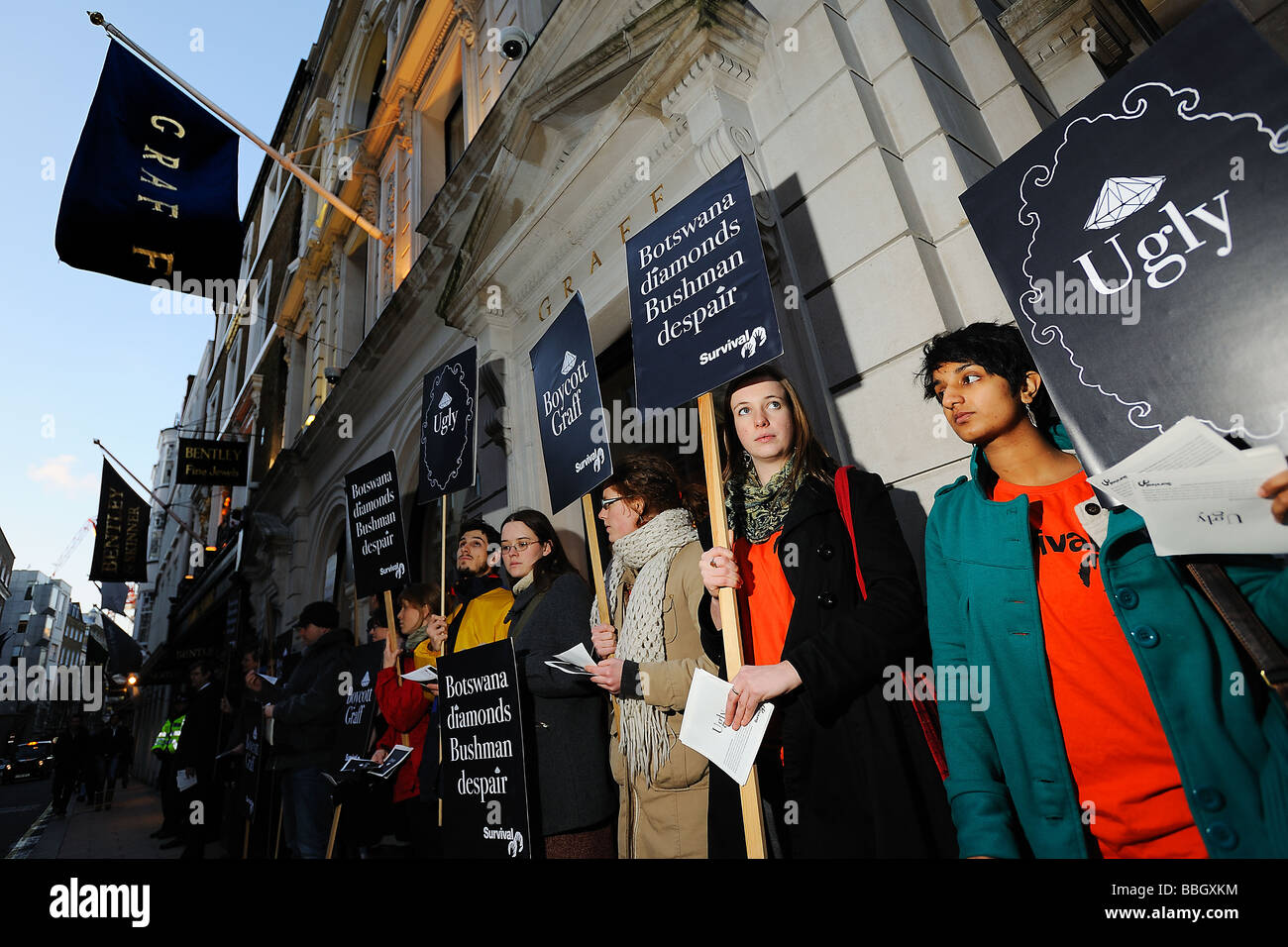Survival International Inszenierung einen Protest außerhalb der Graff-Shop in der Londoner New Bond Street. Stockfoto