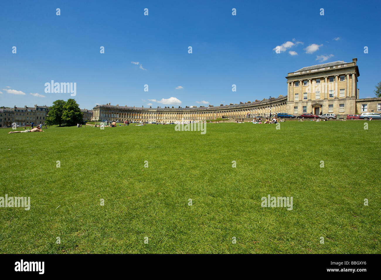 Blick auf den Royal Crescent eine der kultigsten Sehenswürdigkeiten Badewanne, einer Reihe von 30 Reihenhäusern in einer geschwungenen Crescent in Bath, Somerset England Grossbritannien Stockfoto