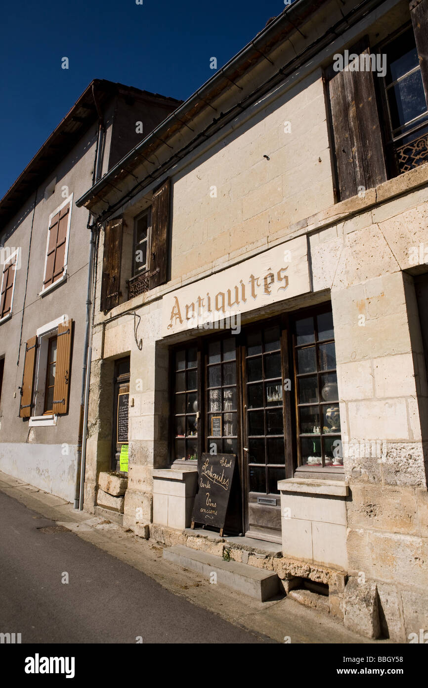 Ein Antiquitätengeschäft in Aubeterre Sur Dronne Charente Frankreich Stockfoto