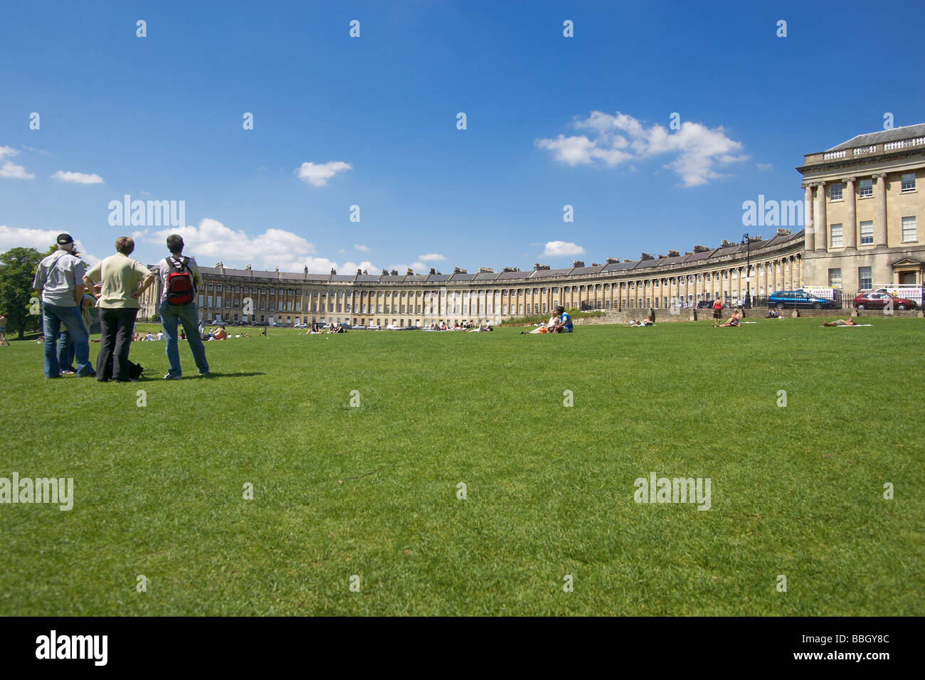 Blick auf den Royal Crescent eine der kultigsten Sehenswürdigkeiten Badewanne, einer Reihe von 30 Reihenhäusern in einer geschwungenen Crescent in Bath, Somerset England Grossbritannien Stockfoto