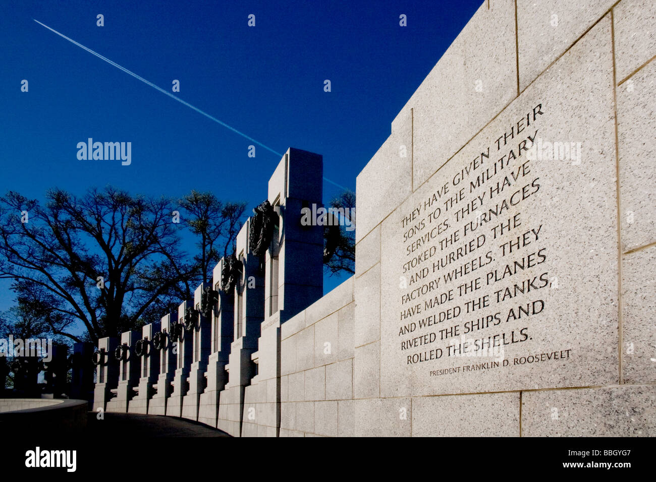 Ein Zitat von Präsident Franklyn Roosevelt verschönert das Memorial Plaza des World War II Memorial in Washington, D.C. Stockfoto