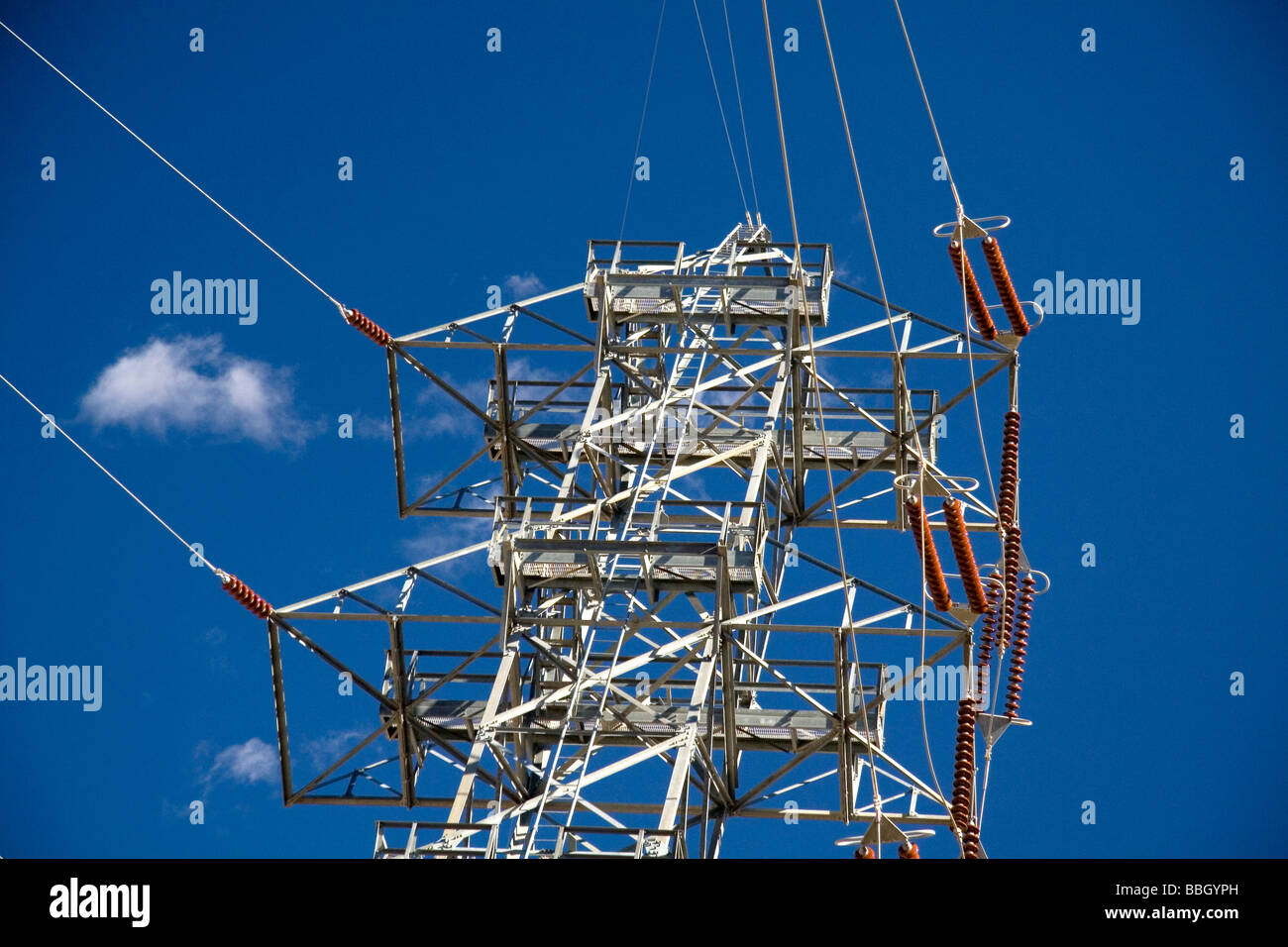 Strom-Übertragungsleitungen am Hoover-Staudamm auf die Staatsgrenzen von Arizona und Nevada, USA Stockfoto