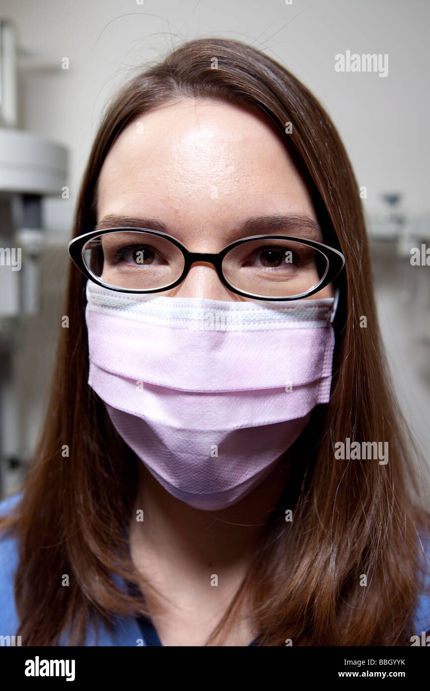 Krankenschwester in medizinischen Maske Stockfoto