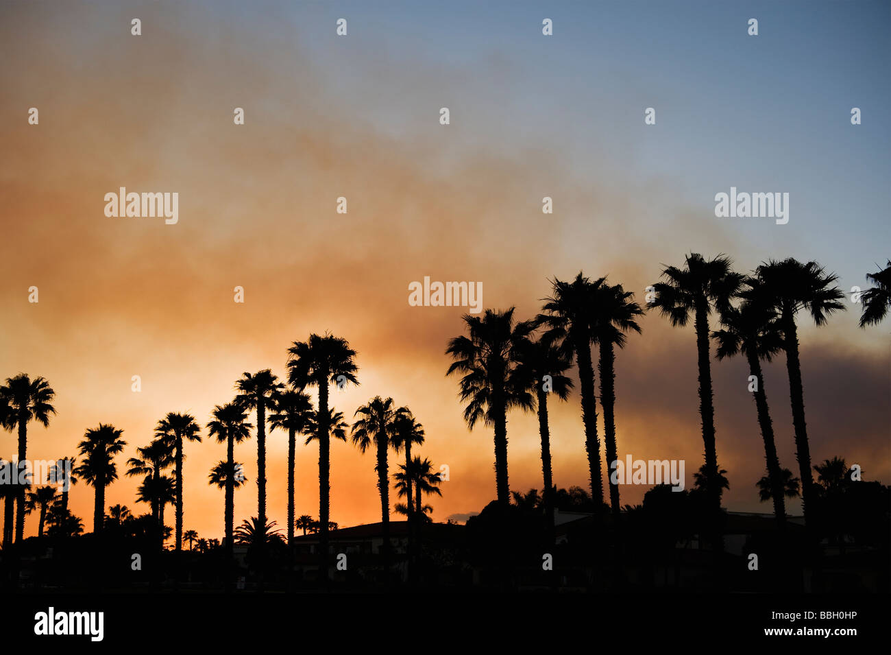 Santa Barbara Kalifornien Rauch vom Feuer Jesusita füllt Himmel bei Sonnenuntergang wie aus Cabrillo Blvd Dienstag, 5. Mai 2009 Stockfoto