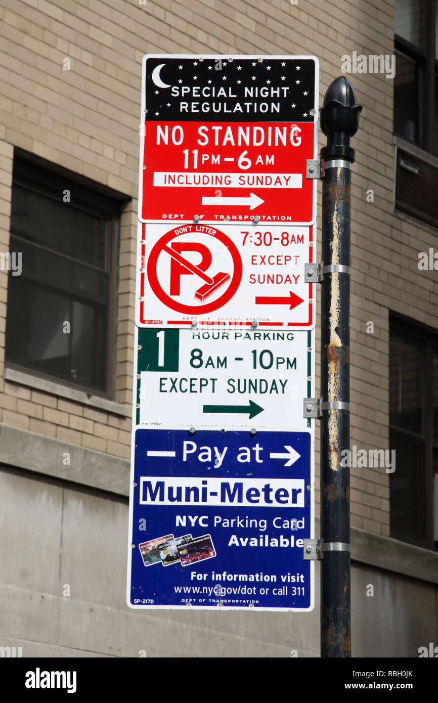 Ein vielschichtiges Parkplatz Zeichen in New York City, USA. Stockfoto