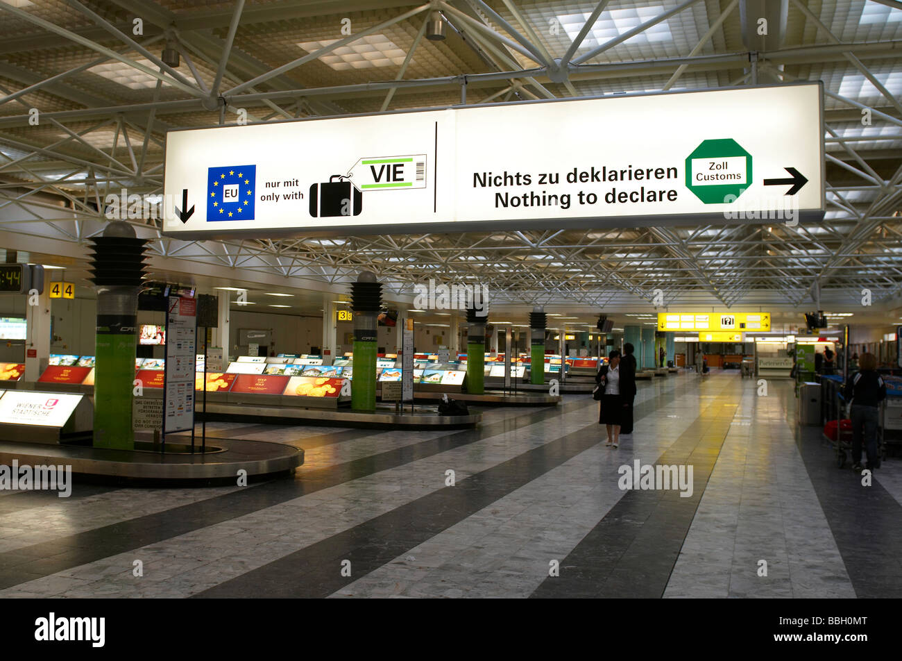 Gepäckausgabe Hall im Abflugterminal des internationalen Flughafen Wien  Stockfotografie - Alamy