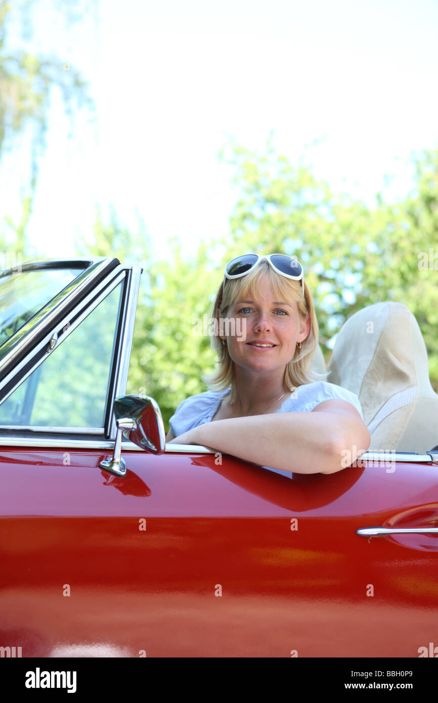 Frau im Cabrio Stockfoto