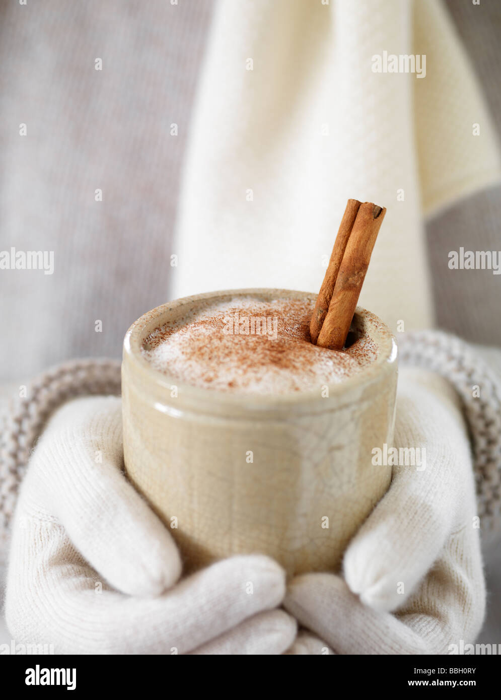 Cappuccino mit einem Stock von Zimt Stockfoto