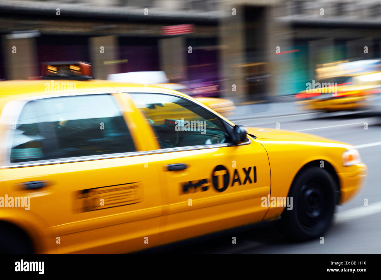 gelbes Taxi in der Straße, New York Stockfoto