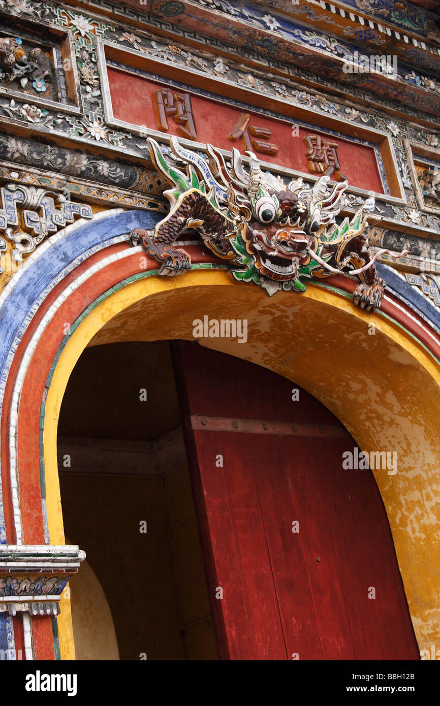 Drachen Schnitzerei, "Hien Nhon" [East Gate] Eingang [Kaiserpalast] [verbotene Purple City], Hue Zitadelle, Vietnam Stockfoto