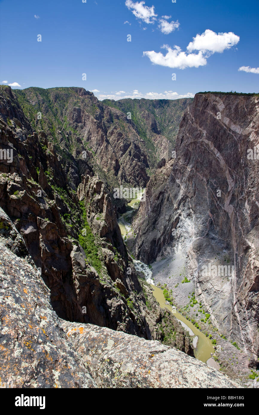 Blick auf die bemalten Wand 2300 und Gunnison River unterhalb im Black Canyon des Gunnison National Park Colorado uns Stockfoto