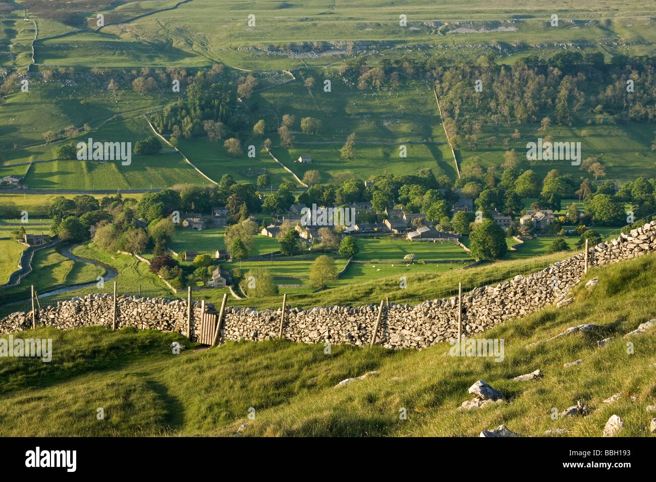 Mit Blick auf das Dorf Arncliffe, Littondale, in den Yorkshire Dales National Park, UK Stockfoto
