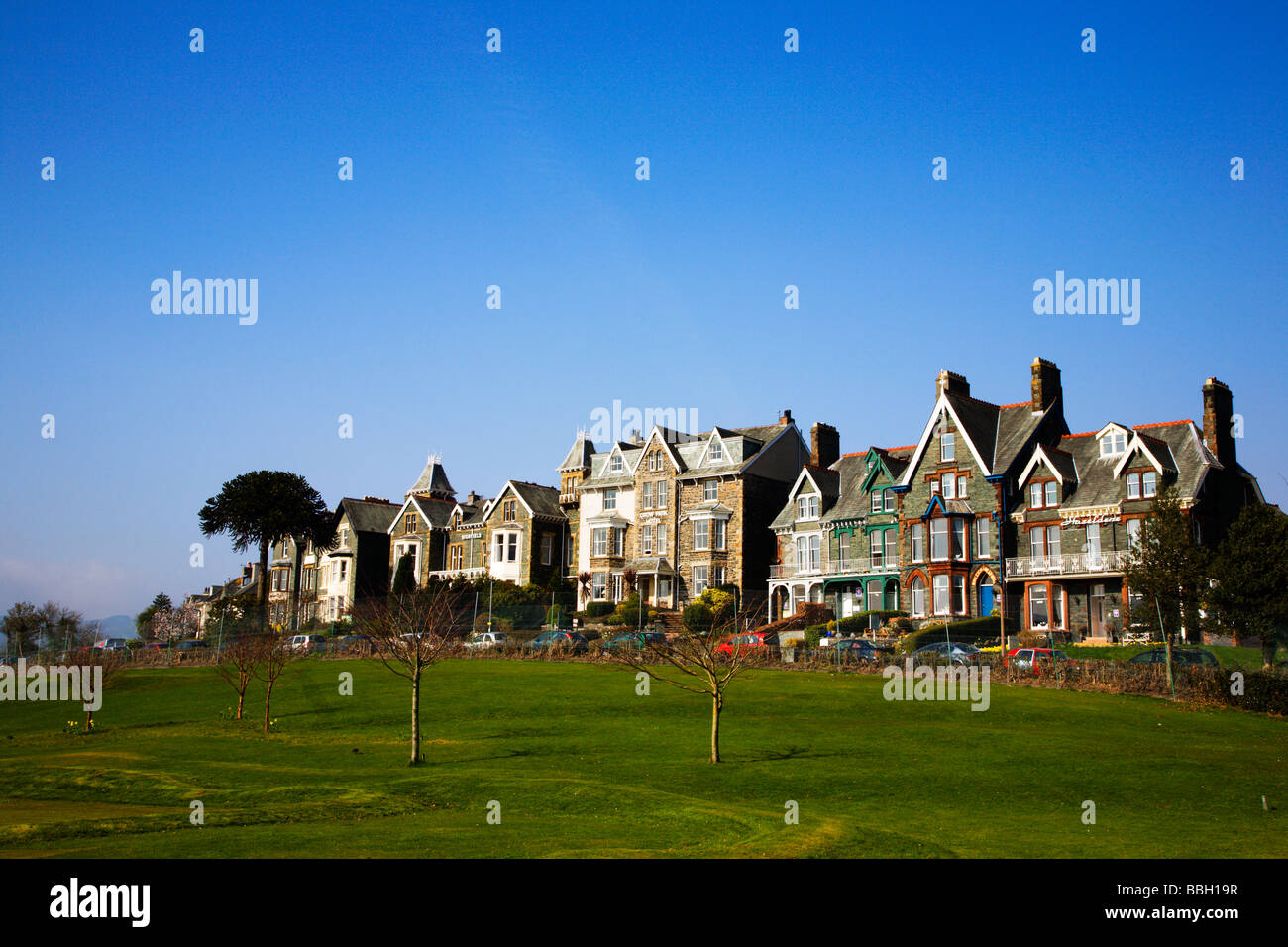 Pensionen und Hotels mit Blick auf Crow Park Keswick Cumbria England Stockfoto