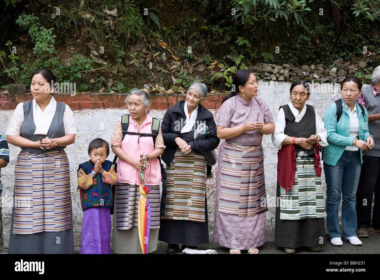 Tibetische Flüchtlinge warten auf den Dalai Lama. Dal-See. McLeod Ganj. Dharamsala. Himachal Pradesh. Indien Stockfoto