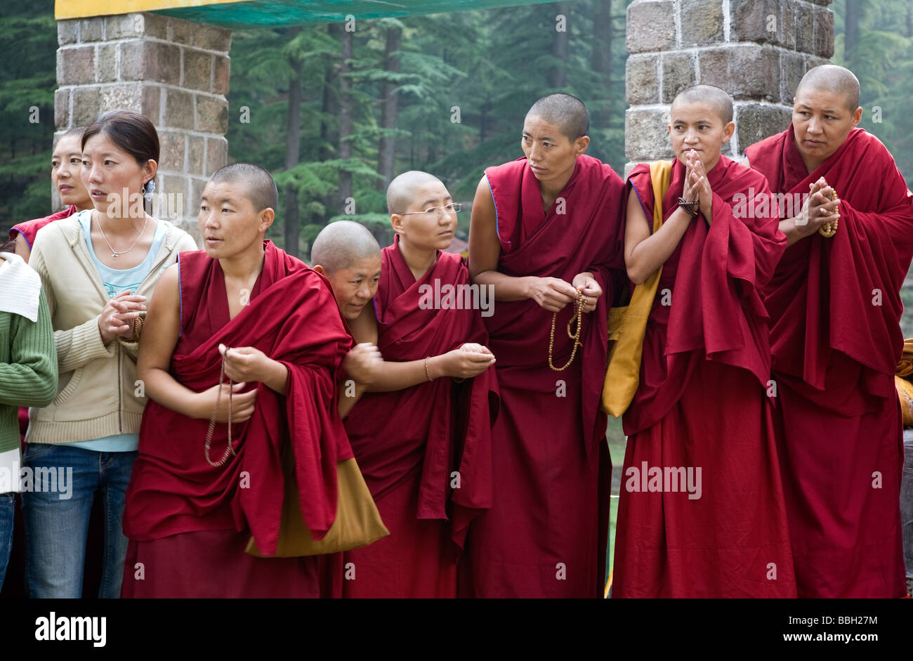 Tibetische Mönche warten auf den Dalai Lama. Dal-See. McLeod Ganj. Dharamsala. Himachal Pradesh. Indien Stockfoto