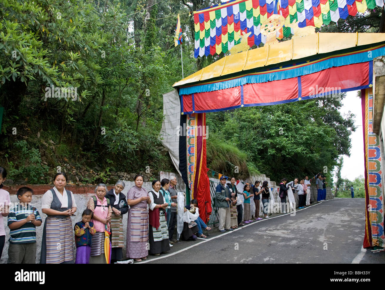 Tibetische Flüchtlinge warten auf den Dalai Lama. Dal-See. McLeod Ganj. Dharamsala. Himachal Pradesh. Indien Stockfoto