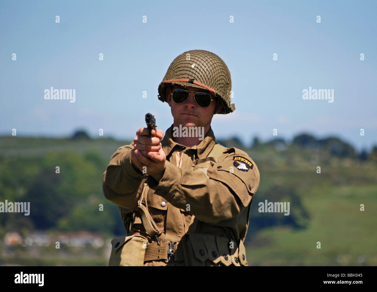 eine amerikanische Fallschirmjäger schießen eine Pistole auf eine militärische Veranstaltung in Falmouth, Cornwall, uk Stockfoto