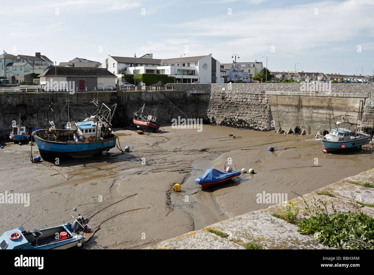 Porthcawl Tidal Harbour Wales Großbritannien, Coastal Holiday Resort, walisische Küste Fischerboote britische Küste Stockfoto