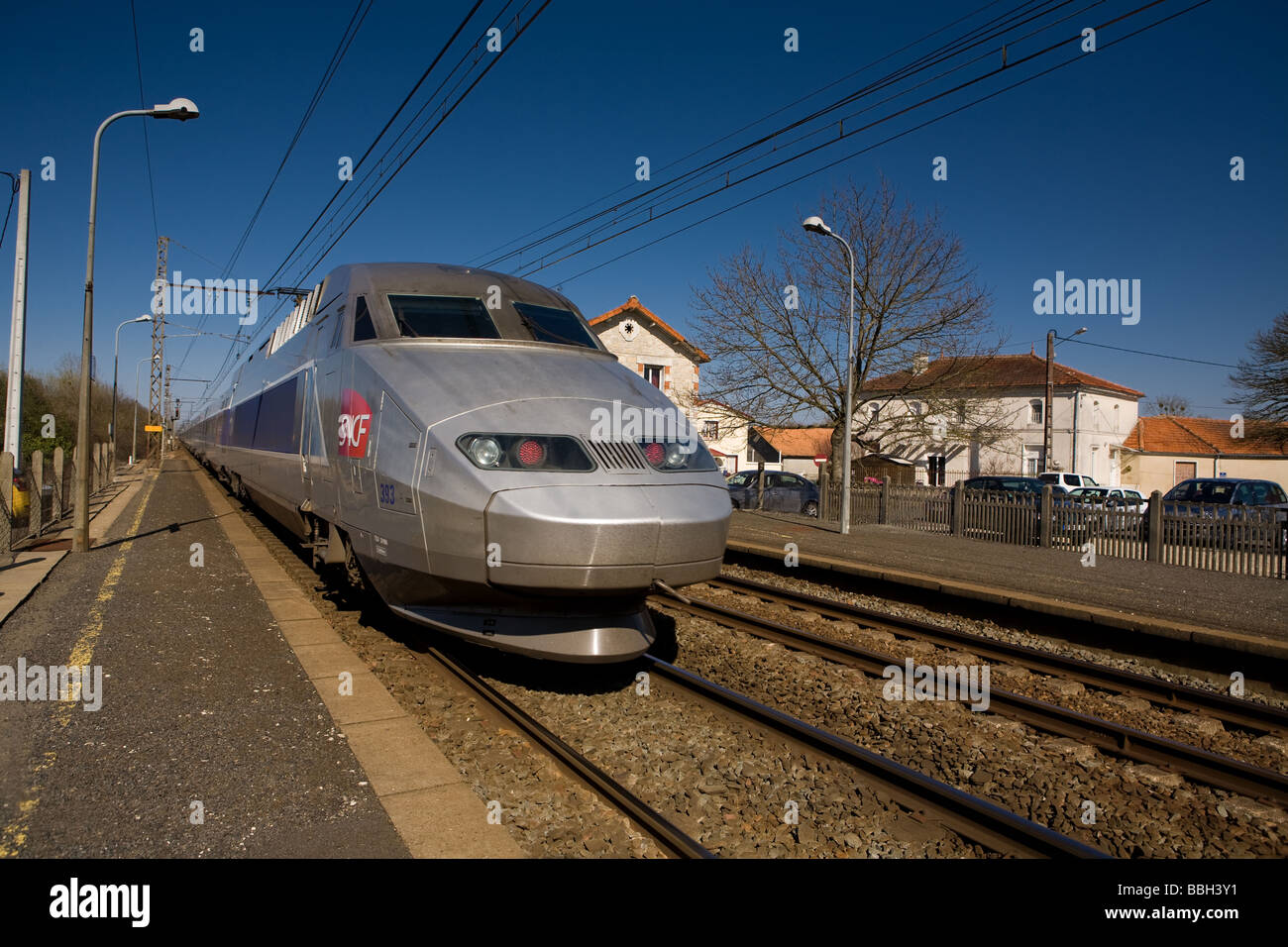 TGV Hochgeschwindigkeitszug durch den Bahnhof bei Luxe Poitou Charente Frankreich Stockfoto