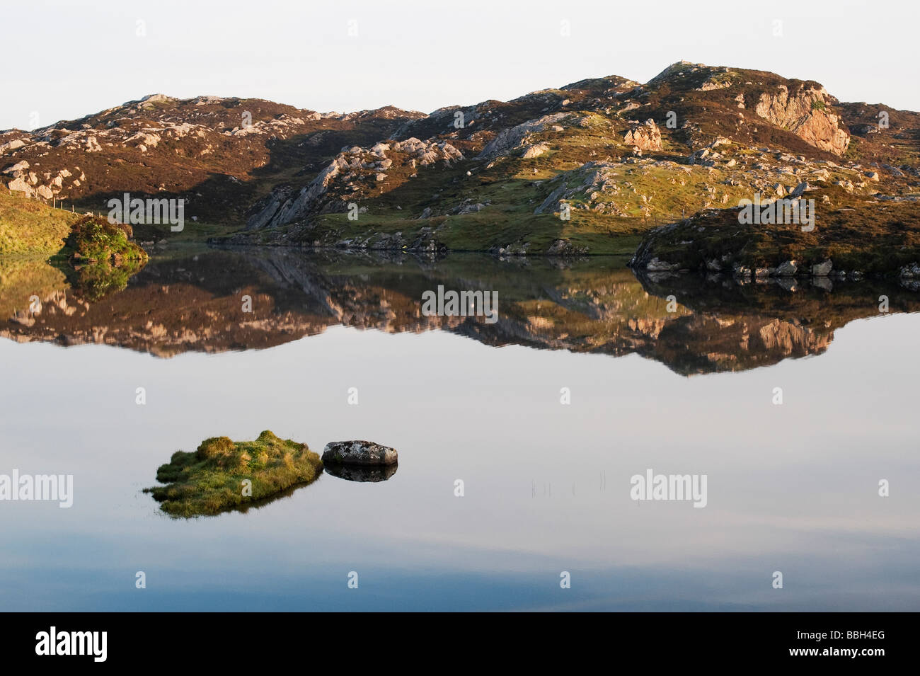 Insel Harris noch Ozean Loch Reflexionen, äußeren Hebriden, Schottland Stockfoto