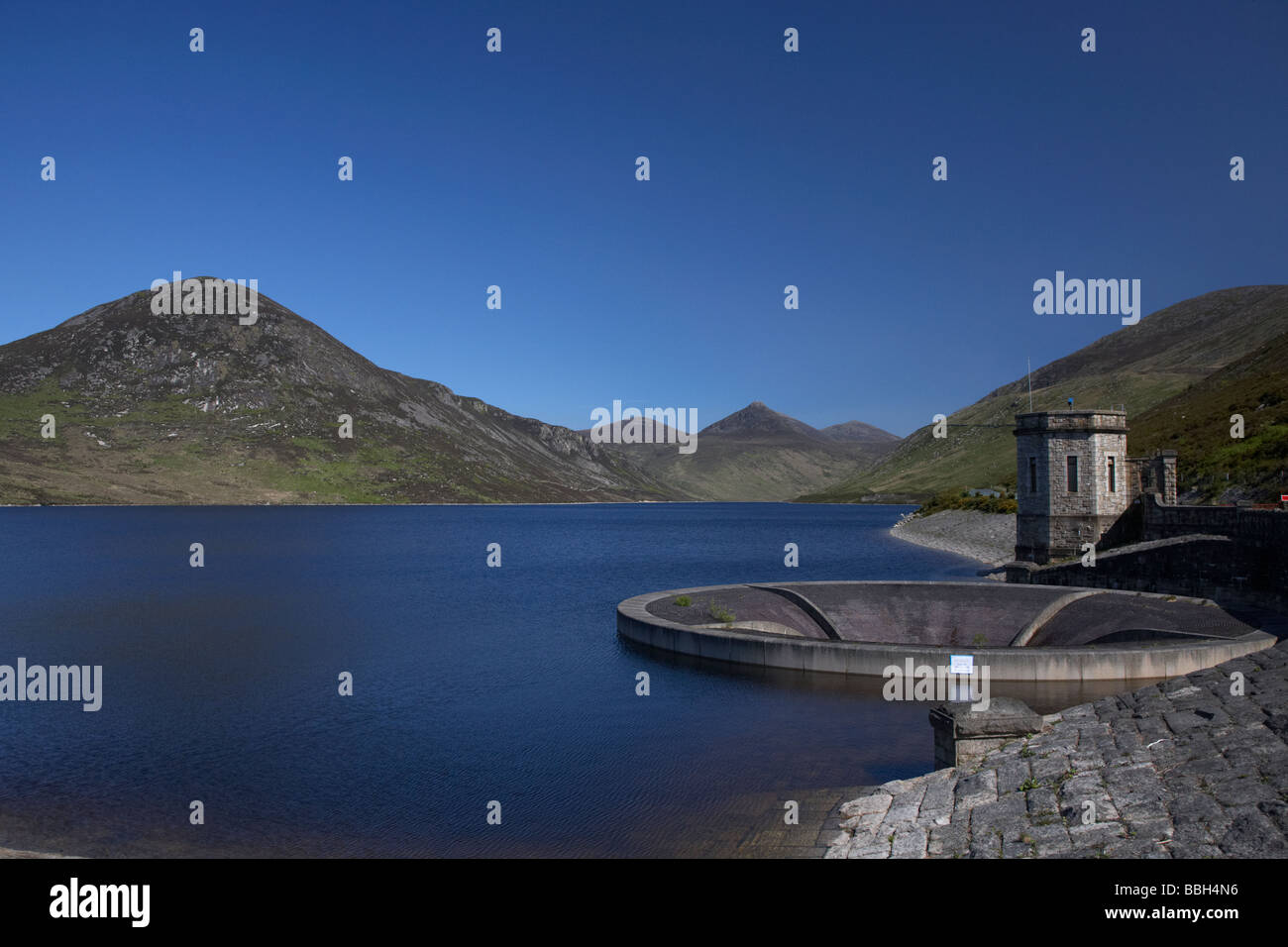 Überlaufrohr an die Silent Valley Reservoir in der Mourne Mountains Grafschaft unten Nordirland Vereinigtes Königreich Stockfoto