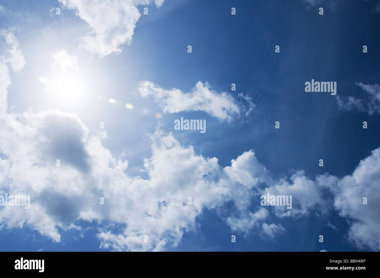 Blick auf Sonne während des Tages vor einem blauen und bewölkten Himmel Stockfoto