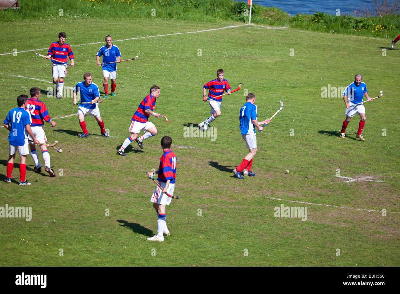 Ein Spiel von Shinty zwischen Kyles, sportliche Tighnabruaich und Kingussie Camanachd auf dem Sportplatz neben der Kyles of Bute. Stockfoto