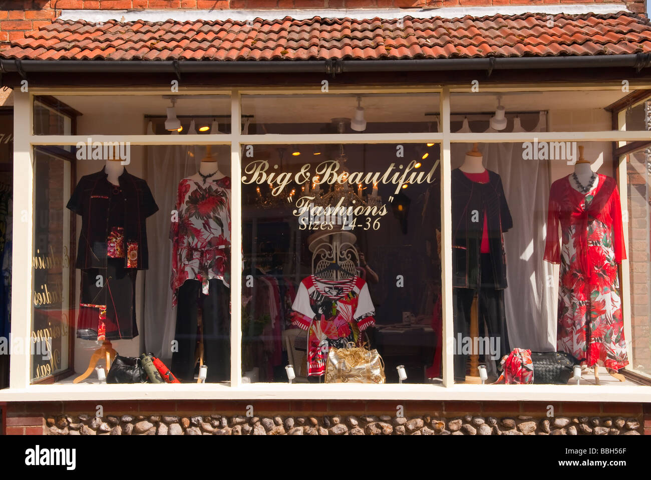 Ein Bekleidungsgeschäft Shop namens big & schöne Verkauf von Kleidung und Mode für Frauen, die große Größen in Holt im Vereinigten Königreich sind Stockfoto