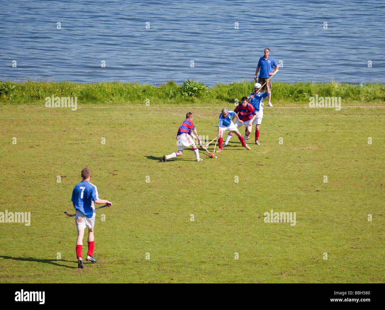 Ein Spiel von Shinty zwischen Kyles, sportliche Tighnabruaich und Kingussie Camanachd auf dem Sportplatz neben der Kyles of Bute. Stockfoto