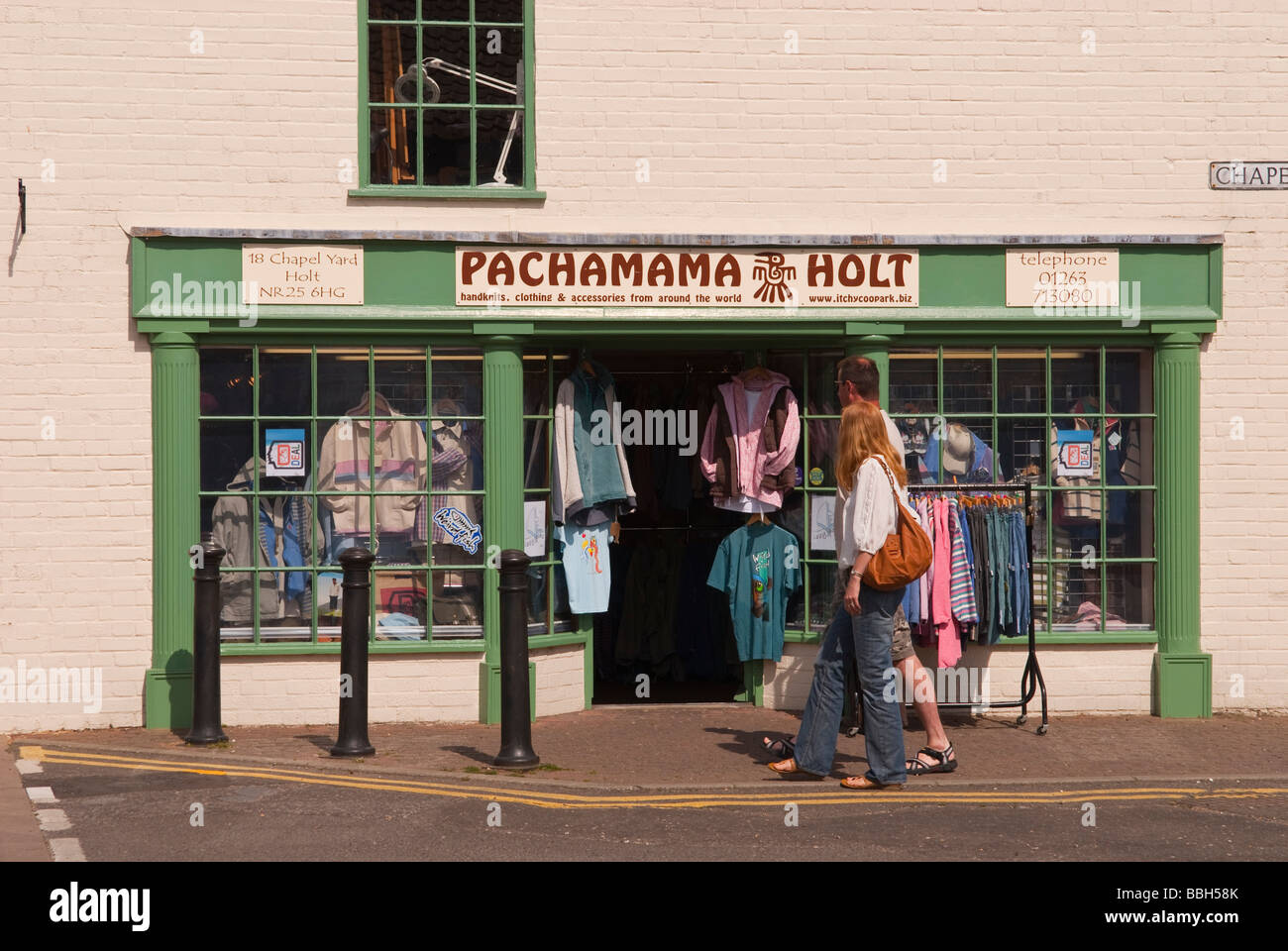 Die Pachamama Shop Bekleidungsgeschäft in Holt North Norfolk Uk handgestrickt und andere Kleidung und Zubehör Stockfoto