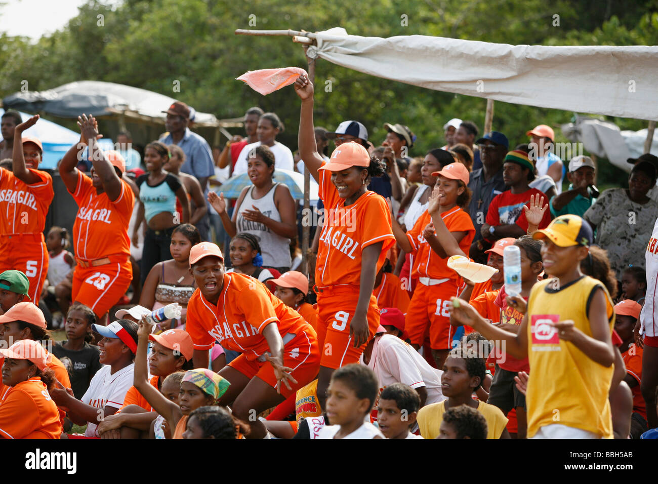 Tasbapauni, Nicaragua; Menge jubeln auf softballers Stockfoto