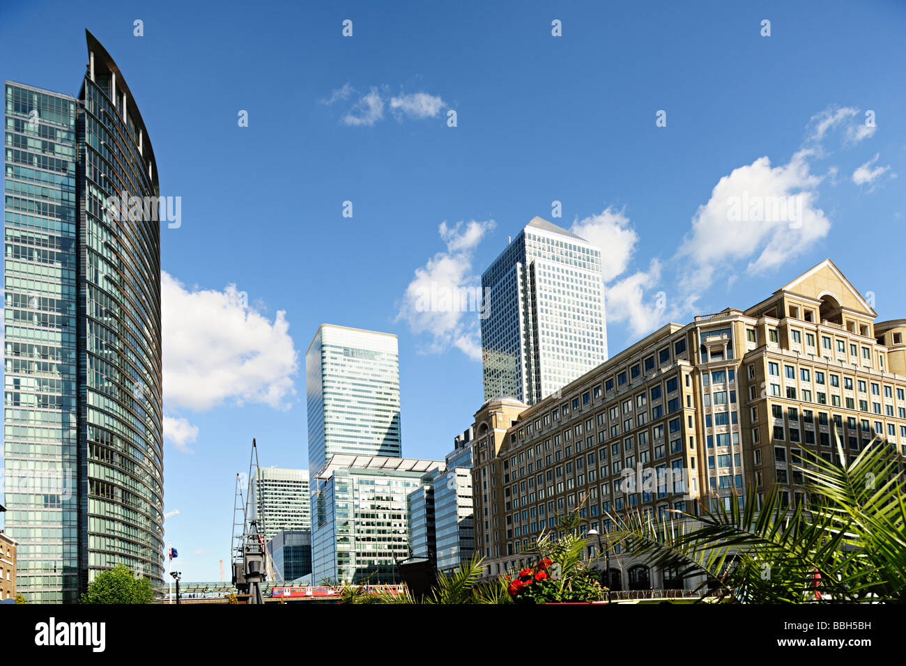 Canary Wharf London England UK aus West India Quay an einem sonnigen Nachmittag Stockfoto
