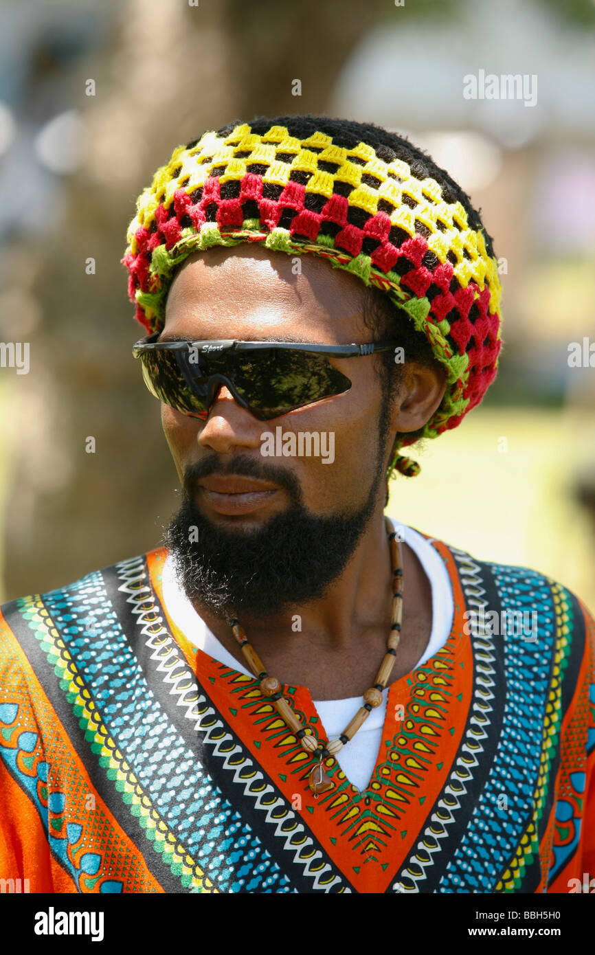 Tasbapauni, Nicaragua; Mann trägt Rastafari Hut Stockfoto