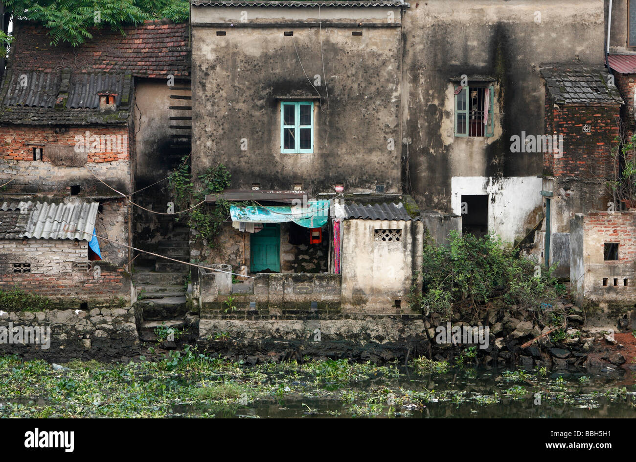 Verlassenen alten Häuser durch Kanal, armen städtischen Slum, 'Ninh Binh', Vietnam Stockfoto