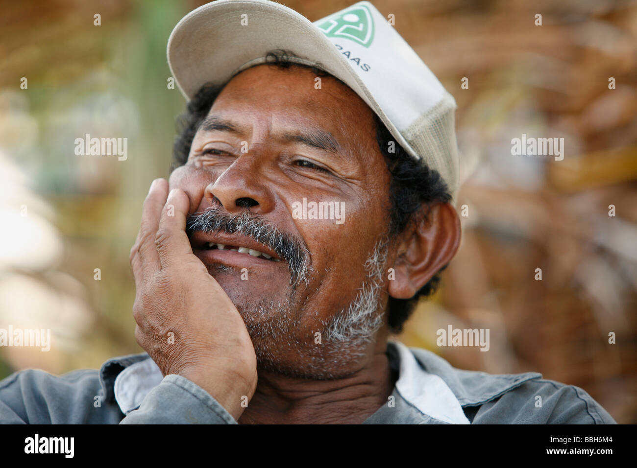 Tasbapauni, Nicaragua; Mann auf Seite gelehnt, Lächeln Stockfoto