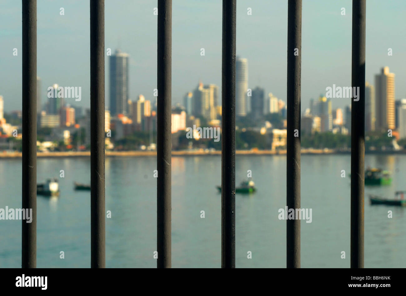 Vertikale Bild von einer Gruppe von Booten aus dem Fokus mit Bars auf Fokus auf der Vorderseite Stockfoto