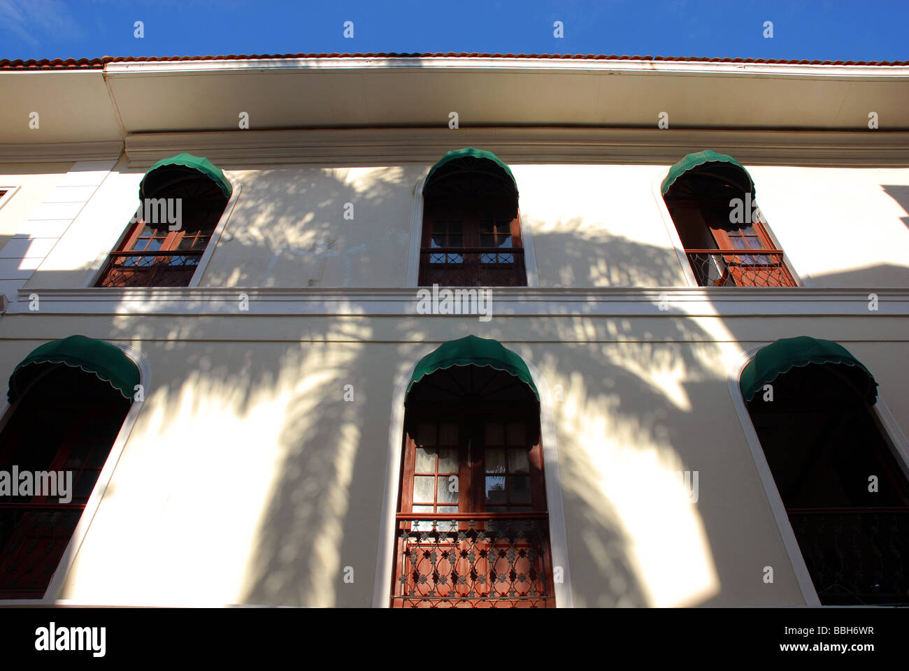 eine Menge von Panama Balkone von oben mit einem Palm-Schatten Stockfoto
