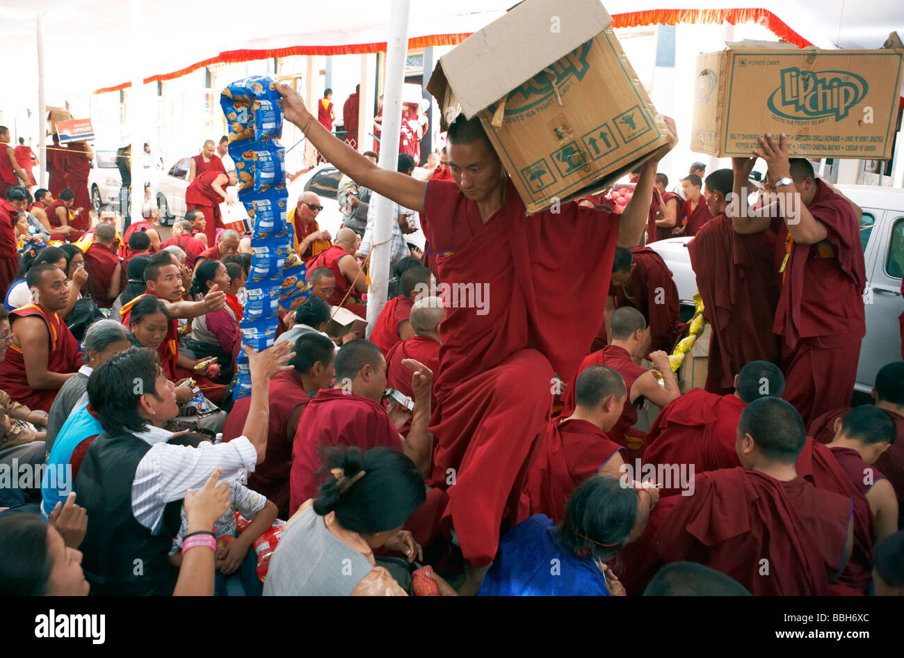 Buddhistische Mönche verteilen Essen an das tibetische Neujahr Bylakuppe Karnataka Indien Stockfoto