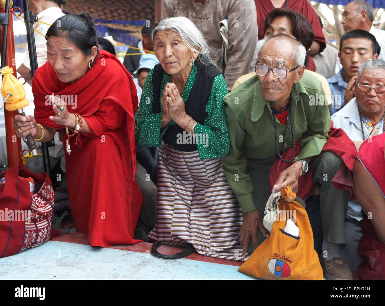 Alte tibetische Volk im Gebet Bylakuppe Karnataka Indien Stockfoto